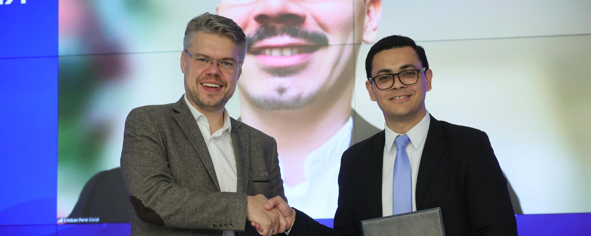 El director de la Dirección de la Cooperación Internacional del grupo mediático Rossiya Segondya, Vasili Pushkov, y el vicepresidente del Centro de Integración y Cooperación de Rusia y América Latina, Lucas Adrian García, durante la firma del memorando de cooperación  - Sputnik Mundo, 1920, 17.10.2025