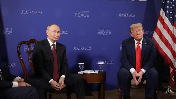 15 de agosto de 2025. El presidente de Rusia, Vladímir Putin, y su par, Donald Trump, durante las negociaciones en Alaska - Sputnik Mundo