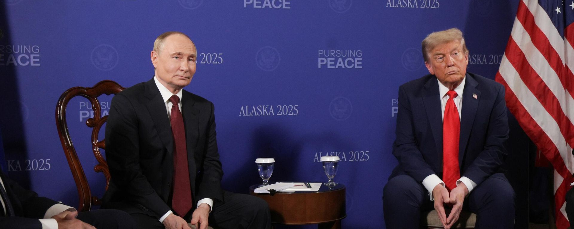 15 de agosto de 2025. El presidente de Rusia, Vladímir Putin, y su par, Donald Trump, durante las negociaciones en Alaska. - Sputnik Mundo, 1920, 09.09.2026