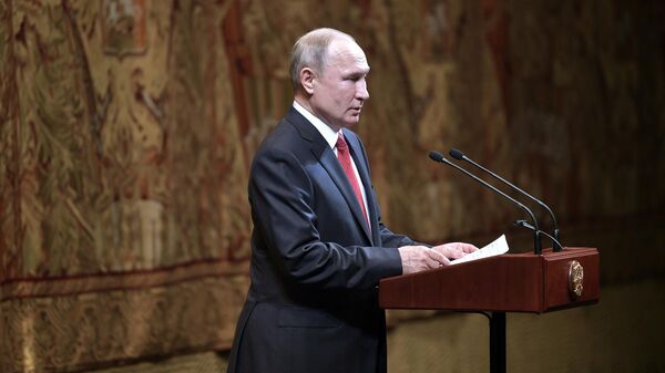 Vladímir Putin, presidente de Rusia, participa en una noche de gala para celebrar el Año Nuevo  - Sputnik Mundo