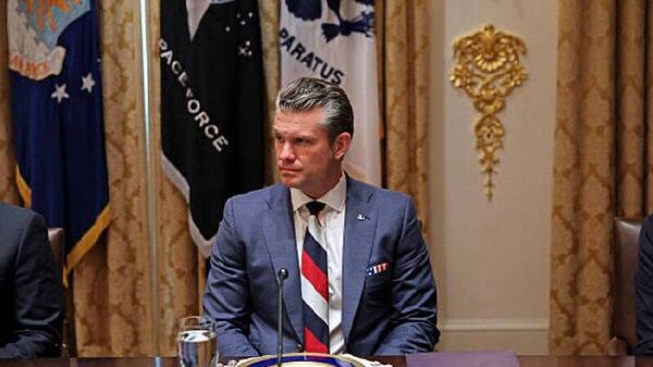 Hegseth llega a la reunión entre Trump y Zelenski con una corbata con los colores de la bandera rusa - Sputnik Mundo