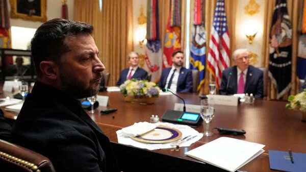 El presidente de EEUU, Donald Trump, en una reunión con Volodímir Zelenski en la Casa Blanca, el 17 de octubre de 2025 - Sputnik Mundo