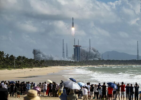 Un cohete portador Larga Marcha-8A, con un grupo de satélites de internet, despega desde la base de lanzamiento de naves espaciales comerciales de Hainan, China. El cohete colocó con éxito las cargas útiles, el duodécimo grupo de satélites de internet de órbita baja, en la posición preestablecida.  - Sputnik Mundo