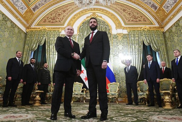 El presidente ruso, Vladímir Putin, y su homólogo sirio, Ahmed Sharaa, durante una reunión, en Moscú. - Sputnik Mundo