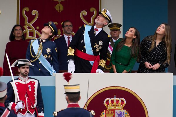El rey Felipe VI de España, en el centro, la princesa Leonor, a la izquierda, la reina Letizia, segunda a la derecha, y la princesa Sofía, a la derecha, asisten al desfile militar con motivo de la Fiesta Nacional de España, en Madrid, España. - Sputnik Mundo