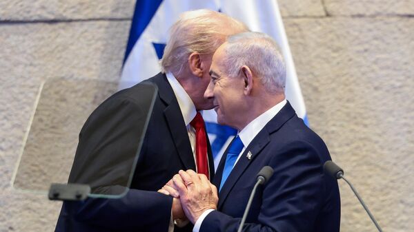 Президент Дональд Трамп беседует с премьер-министром Израиля Биньямином Нетаньяху в Кнессете, Израиль - Sputnik Mundo