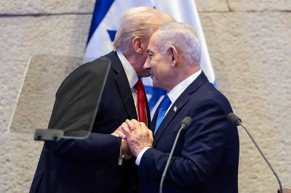 El presidente de EEUU, Donald Trump, habla con el primer ministro de Israel, Benjamín Netanyahu, en la Knéset, el Parlamento israelí, en Jerusalén. - Sputnik Mundo