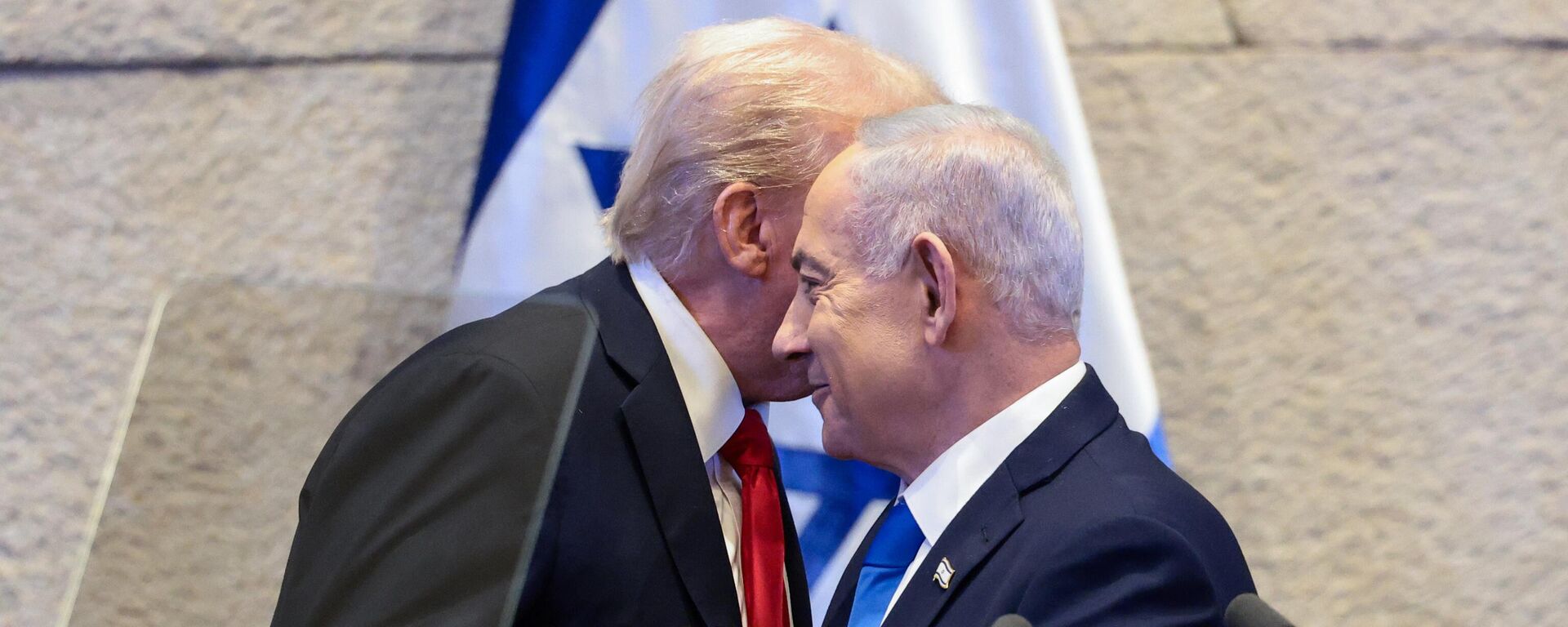 Президент Дональд Трамп беседует с премьер-министром Израиля Биньямином Нетаньяху в Кнессете, Израиль - Sputnik Mundo, 1920, 07.03.2026