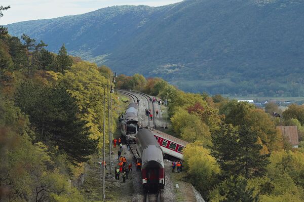 Los bomberos inspeccionan el lugar del accidente, donde dos trenes de pasajeros colisionaron al entrar y salir de un túnel cerca de la localidad de Jablonov nad Turnou, Eslovaquia. La Policía estimó que había 80 pasajeros a bordo y se ha iniciado una investigación sobre el accidente. El ministro del Interior, Matus Sutaj Estok, declaró que dos pasajeros se encontraban en estado crítico y que las lesiones de los demás no eran graves. - Sputnik Mundo
