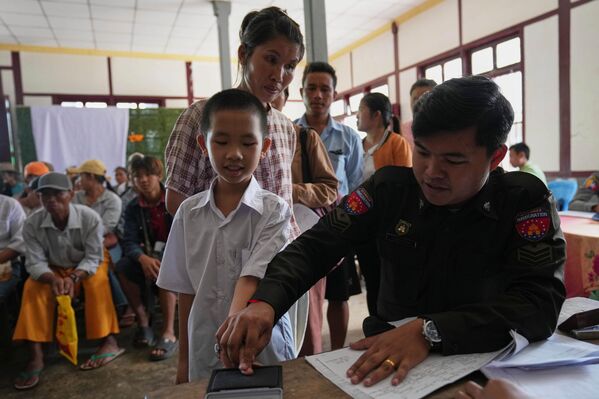 Un oficial de inmigración anota los datos personales de los locales con tarjetas de registro nacional perdidas o dañadas, en su oficina temporal, en Kyaukme, Birmania. - Sputnik Mundo