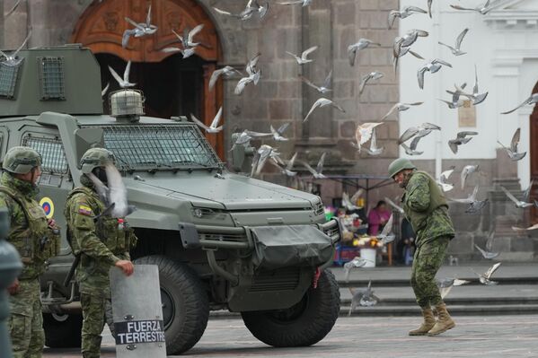 Soldados custodian la Plaza de Santo Domingo durante una protesta antigubernamental en Quito, Ecuador. - Sputnik Mundo