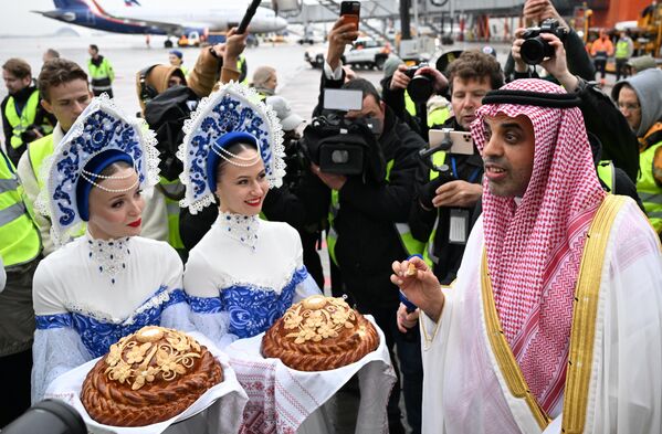 El director ejecutivo de Saudia Airlines, Ibrahim Omar, durante la ceremonia de bienvenida a un avión de Saudia Airlines (Arabia Saudita) en el Aeropuerto Sheremétievo, Moscú.  - Sputnik Mundo
