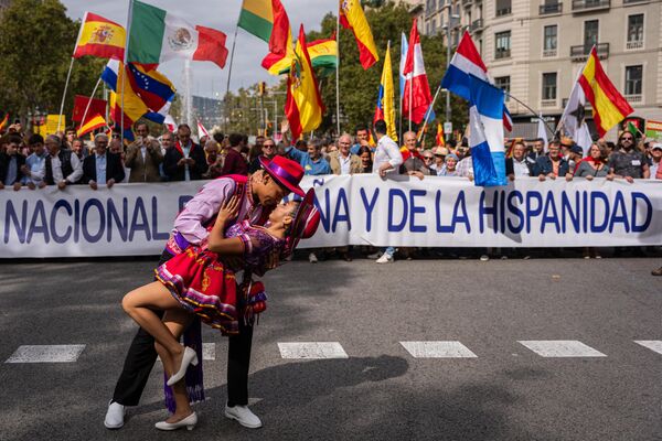 Cientos de españoles se manifiestan en el Paseo de Gracia de Barcelona durante la Fiesta Nacional de España. Los manifestantes, convocados por PP y Vox, acusan al presidente del Gobierno español, Pedro Sánchez, de corrupción. - Sputnik Mundo