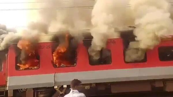 Un incendio de gran magnitud afecta a un tren de pasajeros en la India - Sputnik Mundo