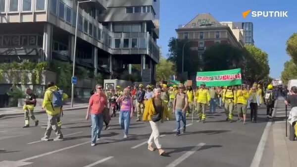 🪧‍ Cumplan la ley: bomberos forestales toman las calles madrileñas - Sputnik Mundo