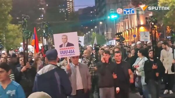 🪧 Miles de personas manifestan en apoyo al empresario Karapetián en Ereván - Sputnik Mundo