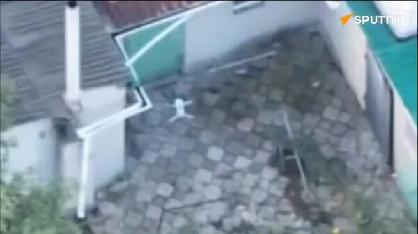 Fuerzas especiales rusas destruyen un centro de control de drones ucraniano camuflado - Sputnik Mundo