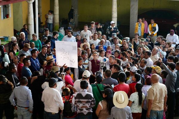 Sheinbaum se reúne con los ciudadanos afectados por las fuertes inundaciones Sheinbaum se reúne con los ciudadanos afectados por las fuertes inundaciones - Sputnik Mundo