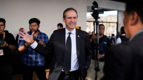 Jorge Tuto Quiroga, candidato de la Alianza Libre, emite su voto en las elecciones presidenciales de Bolivia - Sputnik Mundo