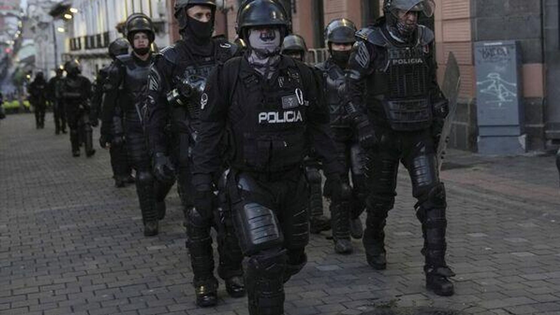 Reportan enfrentamientos en la capital de Ecuador entre manifestantes y la fuerza pública Reportan enfrentamientos en la capital de Ecuador entre manifestantes y la fuerza pública - Sputnik Mundo, 1920, 20.10.2025