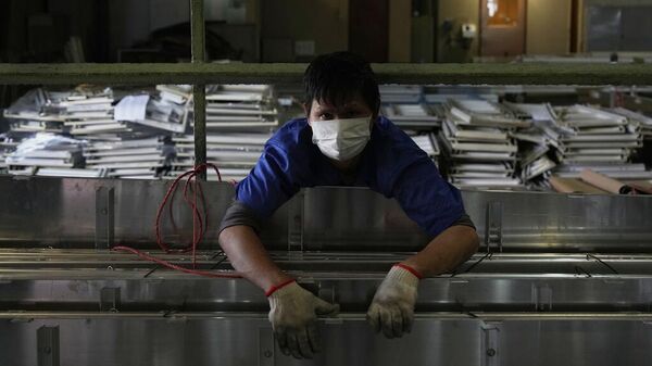 Un trabajador une paneles de aluminio en una fábrica de Kam Pin Industrial (HK) Ltd, en la ciudad de Dongguan, en la provincia de Guangdong, en el sur de China. - Sputnik Mundo