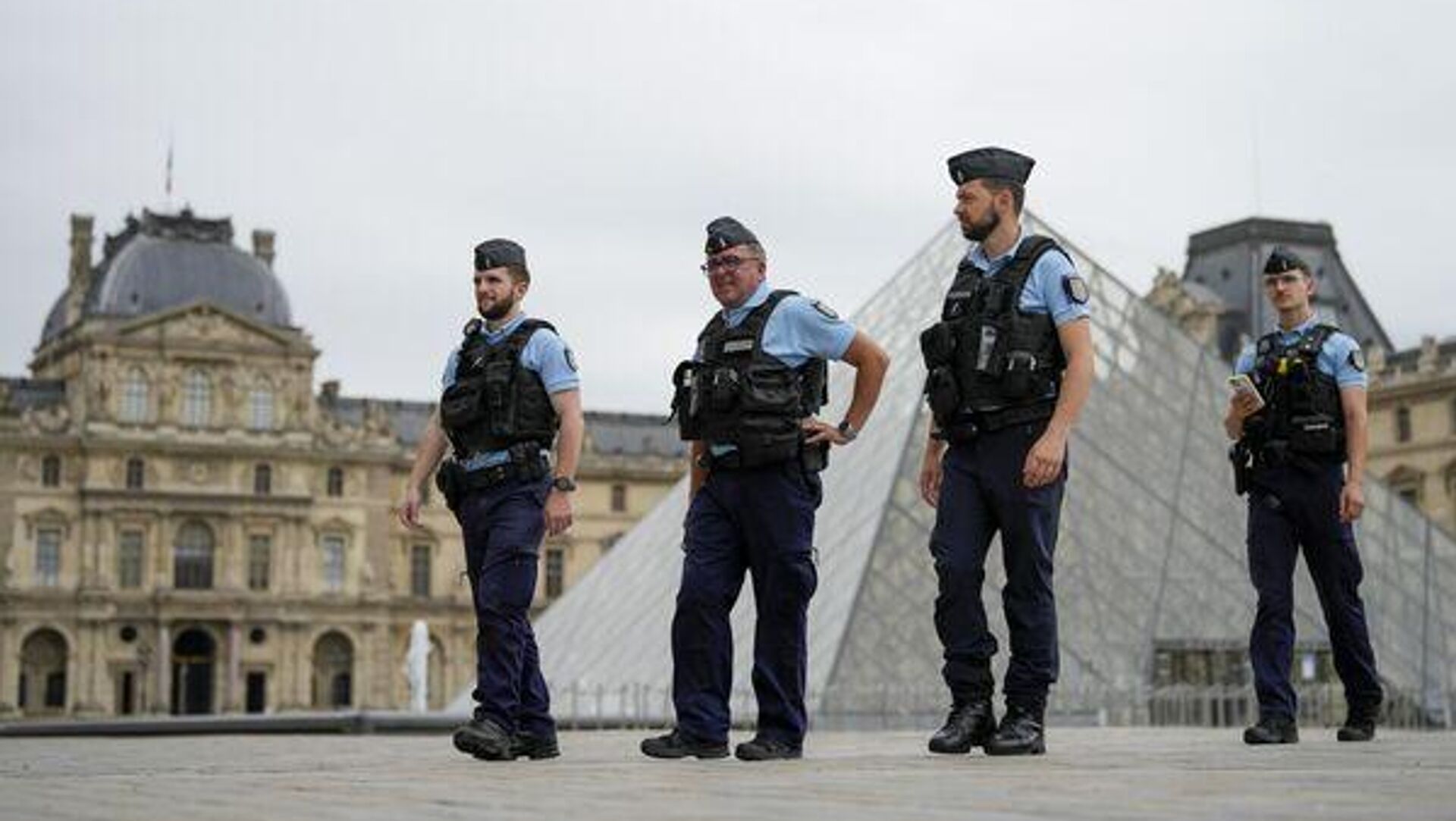 El robo del Louvre llega hasta el Palacio del Elíseo: Macron promete que las joyas serán devueltas El robo del Louvre llega hasta el Palacio del Elíseo: Macron promete que las joyas serán devueltas - Sputnik Mundo, 1920, 19.10.2025