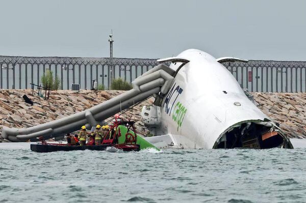 Publican nuevas imágenes del Boeing 747 siniestrado en Hong Kong con la cola desprendida tras el accidente Publican nuevas imágenes del Boeing 747 siniestrado en Hong Kong con la cola desprendida tras el accidente - Sputnik Mundo