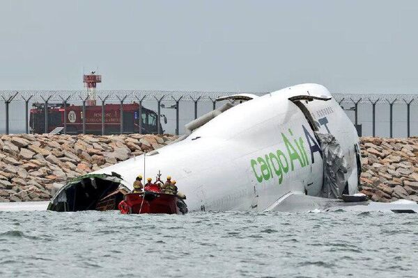 Publican nuevas imágenes del Boeing 747 siniestrado en Hong Kong con la cola desprendida tras el accidente Publican nuevas imágenes del Boeing 747 siniestrado en Hong Kong con la cola desprendida tras el accidente - Sputnik Mundo