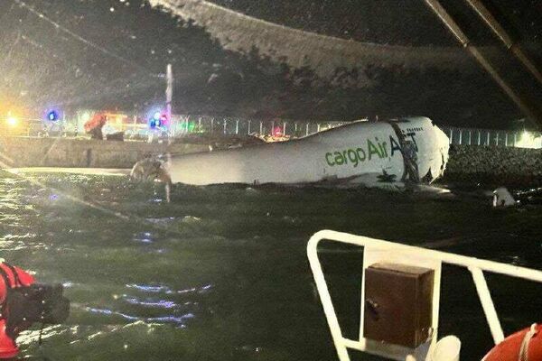 Publican nuevas imágenes del Boeing 747 siniestrado en Hong Kong con la cola desprendida tras el accidente Publican nuevas imágenes del Boeing 747 siniestrado en Hong Kong con la cola desprendida tras el accidente - Sputnik Mundo