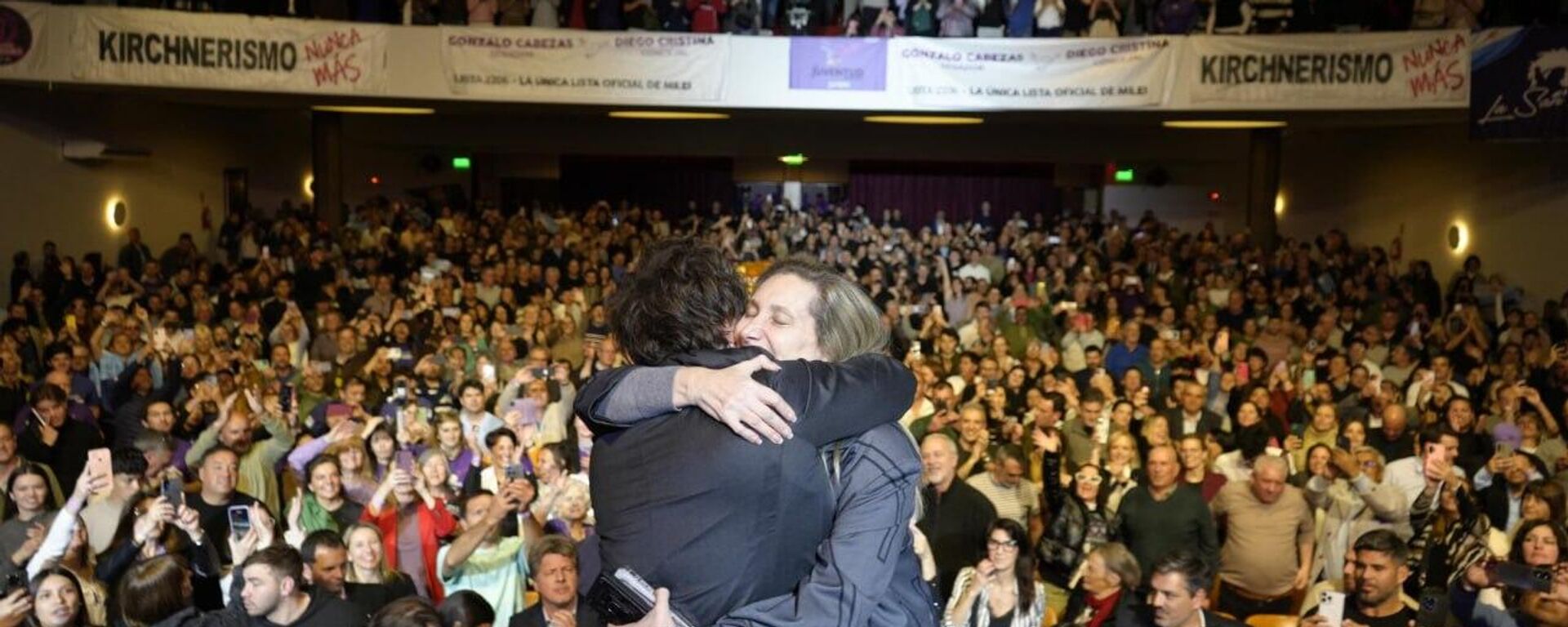 Justicia de EEUU apunta a Milei y su hermana como posibles beneficiarios de los millones que generó el escándalo de criptomonedas - Sputnik Mundo, 1920, 20.10.2025