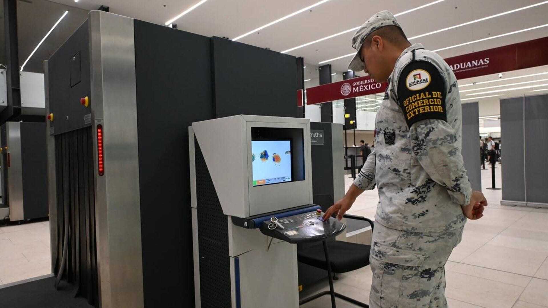 El director de las aduanas de México reconoce que aún persiste el cáncer del contrabando de combustible El director de las aduanas de México reconoce que aún persiste el cáncer del contrabando de combustible - Sputnik Mundo, 1920, 21.10.2025
