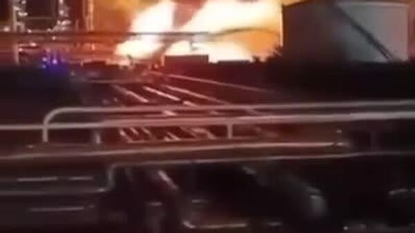 Explosiones sacuden refinerías de petróleo en Hungría y Rumanía en un clima de pugna en Europa contra el crudo ruso - Sputnik Mundo