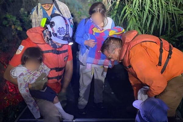 Autoridades mexicanas rescatan a familia guatemalteca en el río Bravo Autoridades mexicanas rescatan a familia guatemalteca en el río Bravo - Sputnik Mundo