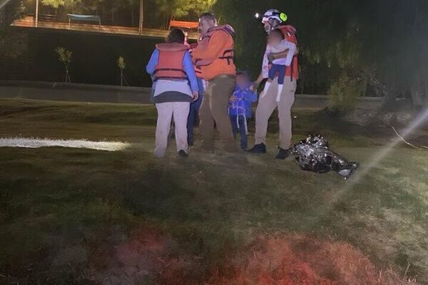 Autoridades mexicanas rescatan a familia guatemalteca en el río Bravo Autoridades mexicanas rescatan a familia guatemalteca en el río Bravo - Sputnik Mundo