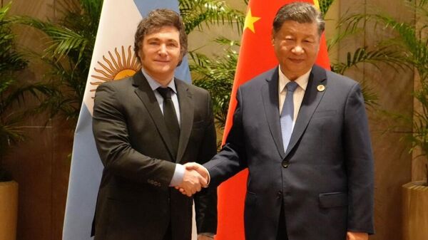 Javier Milei y Xi Jinping, presidentes de Argentina y China, respectivamente - Sputnik Mundo