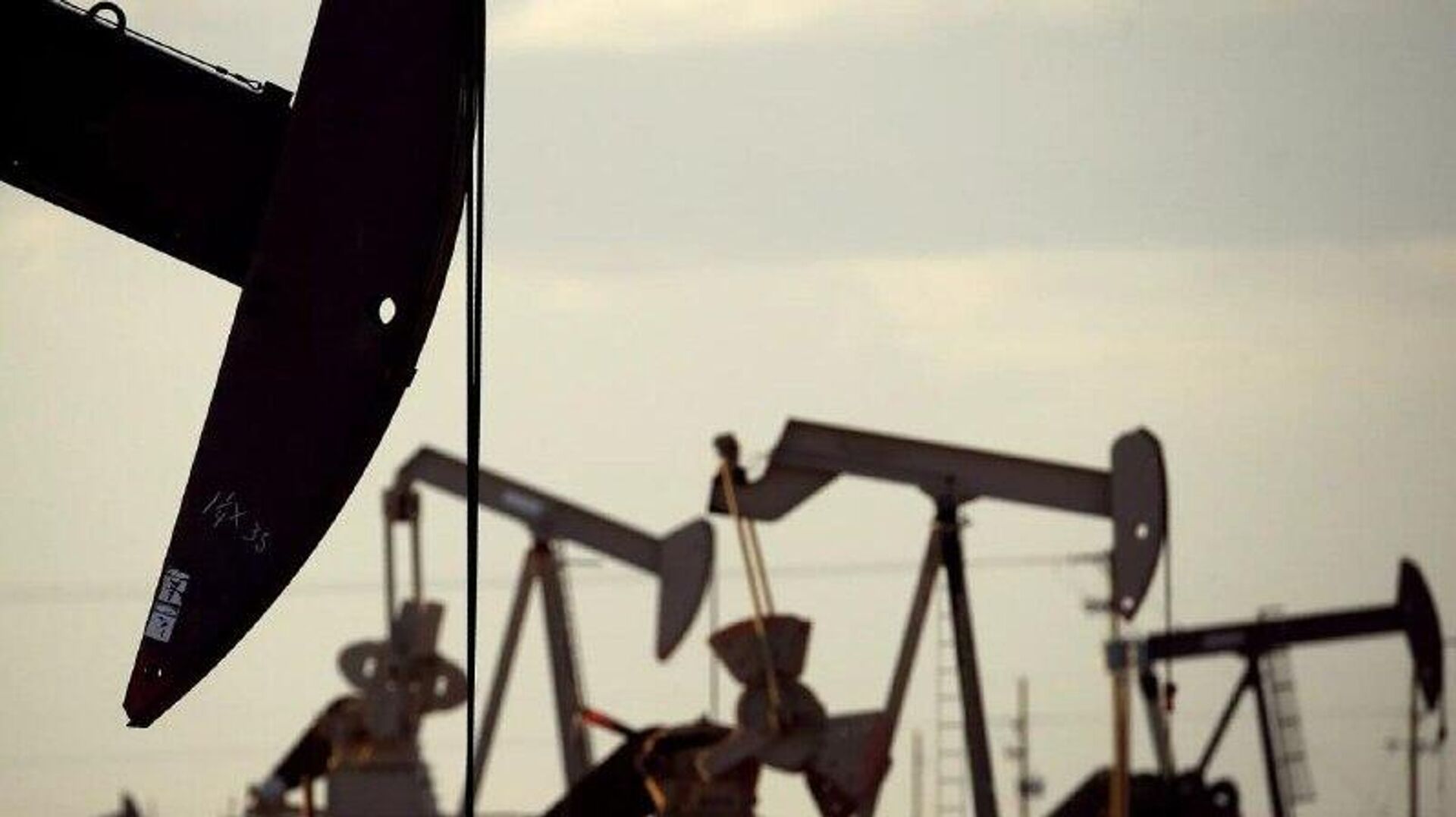 El petróleo Brent sube un 5% por las sanciones de EEUU contra Rosneft y Lukoil El petróleo Brent sube un 5% por las sanciones de EEUU contra Rosneft y Lukoil - Sputnik Mundo, 1920, 23.10.2025