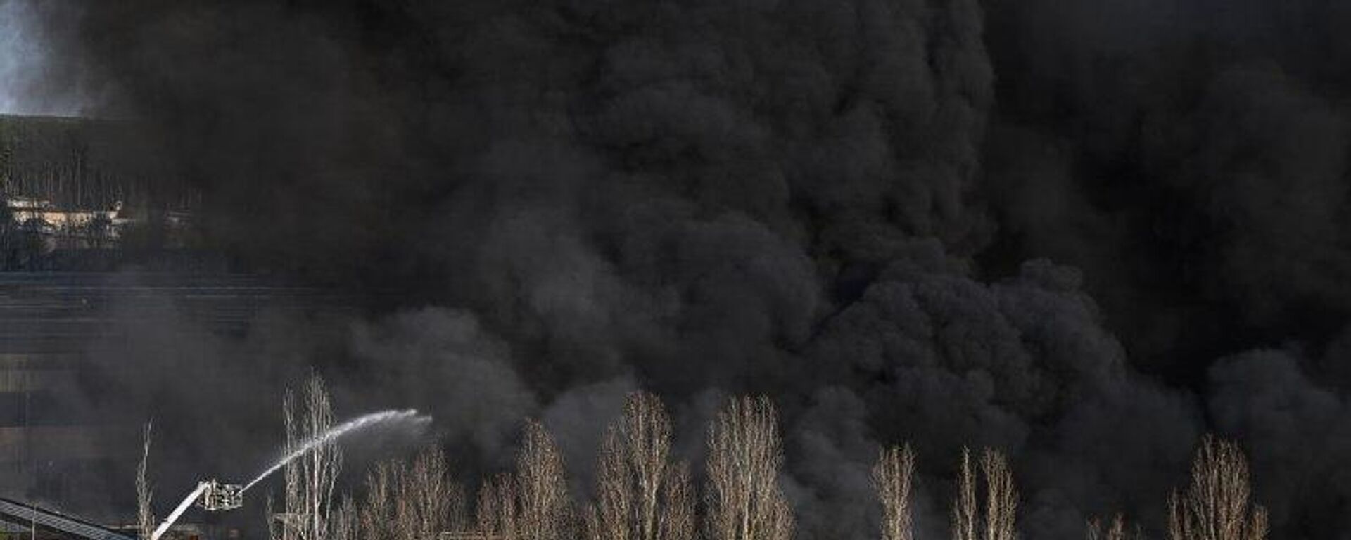 Incendios en refinerías de petróleo en Rumania y Hungría son un ataque terrorista de Kiev, sostiene experto militar - Sputnik Mundo, 1920, 23.10.2025