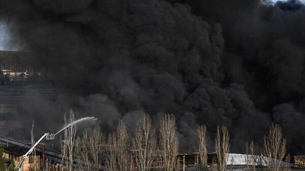 Incendios en refinerías de petróleo en Rumania y Hungría son un ataque terrorista de Kiev, sostiene experto militar - Sputnik Mundo