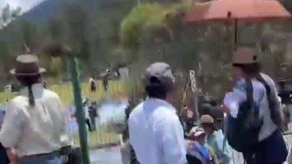 🪧 Policía de Ecuador dispersó con gases lacrimógenos a manifestantes en el norte del país - Sputnik Mundo