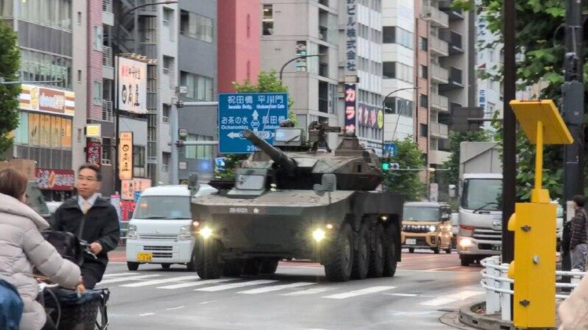 ¿Preparativos para Trump? Vehículos militares surgen en el centro de Tokio ¿Preparativos para Trump? Vehículos militares surgen en el centro de Tokio - Sputnik Mundo, 1920, 24.10.2025
