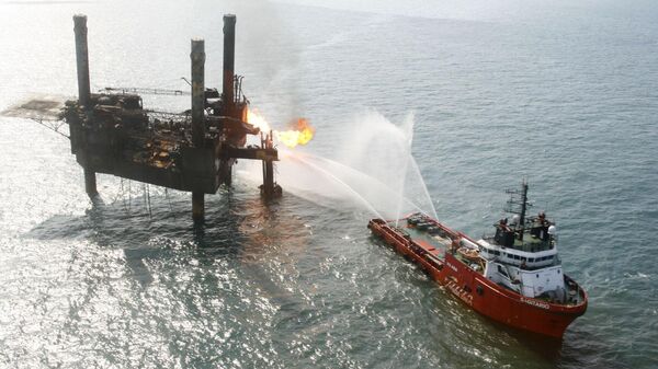Una embarcación de emergencia trabaja para extinguir un incendio en la plataforma petrolera Kab 121, perteneciente a la petrolera estatal mexicana PEMEX, en el Golfo de México, México, el lunes 3 de diciembre de 2007. Una embarcación de emergencia trabaja para extinguir un incendio en la plataforma petrolera Kab 121, perteneciente a la petrolera estatal mexicana PEMEX, en el Golfo de México, México, el lunes 3 de diciembre de 2007. - Sputnik Mundo
