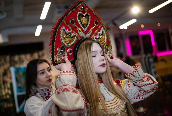 Una modelo antes de la exhibición de un kokóshnik —un tocado femenino tradicional de Rusia— de la colección Convoy de trigo, creada en el Instituto de Arte e Industria de Moscú. - Sputnik Mundo