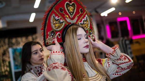 Una modelo antes de la exhibición de un kokóshnik —un tocado femenino tradicional de Rusia— de la colección Convoy de trigo, creada en el Instituto de Arte e Industria de Moscú. - Sputnik Mundo