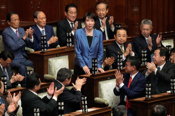 Los legisladores aplauden la elección de Sanae Takaichi como nueva primera ministra de Japón, durante una sesión extraordinaria de la Cámara Baja del Parlamento en Tokio, Japón. - Sputnik Mundo