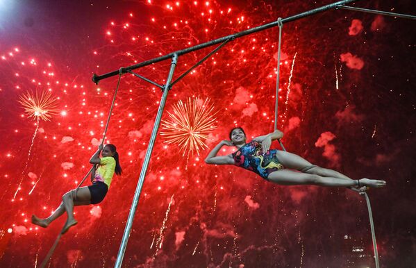 Estudiantes de gimnasia entrenan en el Parque Shivaji en Dadar, durante el festival Deepotsav en la ciudad de Bombay, India. - Sputnik Mundo