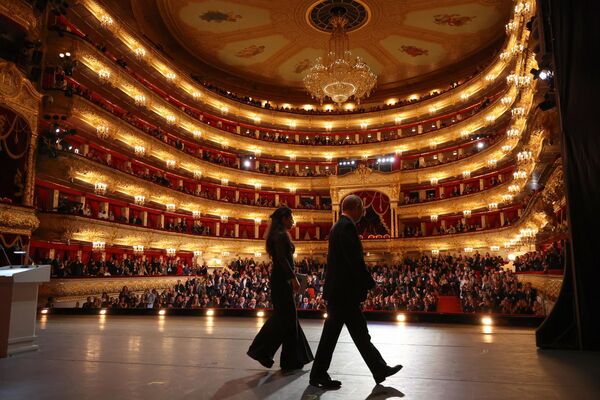La redactora jefa del grupo mediático Rossiya Segodnya (casa matriz de Sputnik) y el medio RT, Margarita Simonián y el presidente ruso, Vladímir Putin, en el 20.° aniversario del canal ruso de televisión RT en el Teatro Bolshói de Moscú. - Sputnik Mundo