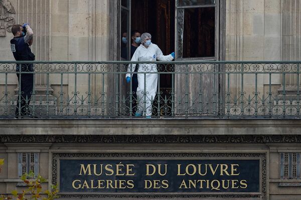Un científico forense francés examina una ventana rota y un balcón del museo del Louvre, escenario de un robo, en París, Francia.  Se denunció el robo de joyas históricas valoradas en millones de dólares, pertenecientes a Napoleón y la emperatriz Josefina. - Sputnik Mundo