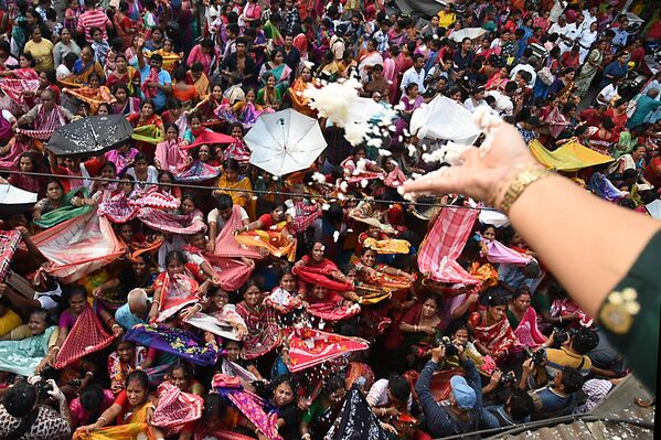 Los devotos hindúes recogen arroz sagrado durante el festival Annakut Utsav (Govardhan Puja) en el templo Madan Mohan Mandir en la ciudad de Calcuta, India. Las personas se reúnen en el templo y recogen ofrendas de arroz, creyendo que el cereal los mantiene saludables y los salva de la pobreza o la escasez de alimentos.  - Sputnik Mundo