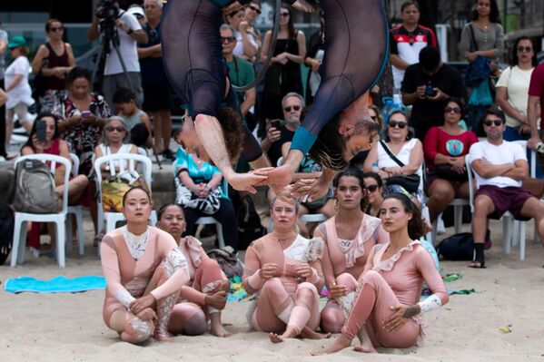 El grupo de circo aéreo Pendurados se presenta en un espectáculo al aire libre dedicado a la curación de la violencia sexual a través del arte y la comunidad, en la playa de Icaraí en la ciudad de Niterói, estado de Río de Janeiro, Brasil. - Sputnik Mundo