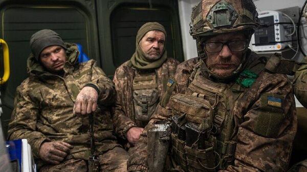 Médicos de la 3.ª Brigada de Asalto recogen a soldados heridos y los trasladan a un punto de estabilización cerca del frente, Ucrania, 17 de enero de 2025 - Sputnik Mundo